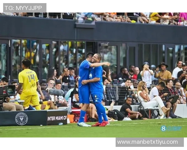 维尼修斯双响助力球队胜利分享伯纳乌的精彩时刻与球迷共庆 维尼修斯双响助力球队胜利分享伯纳乌的精彩时刻与球迷共庆