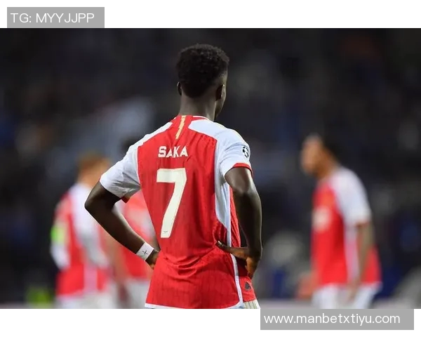 第65分钟萨卡被替换下场马丁内利替补登场展现新活力 第65分钟萨卡被替换下场马丁内利替补登场展现新活力