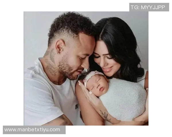 内马尔与女友布鲁娜携手庆祝圣诞节温馨合照中抱着两个可爱女儿