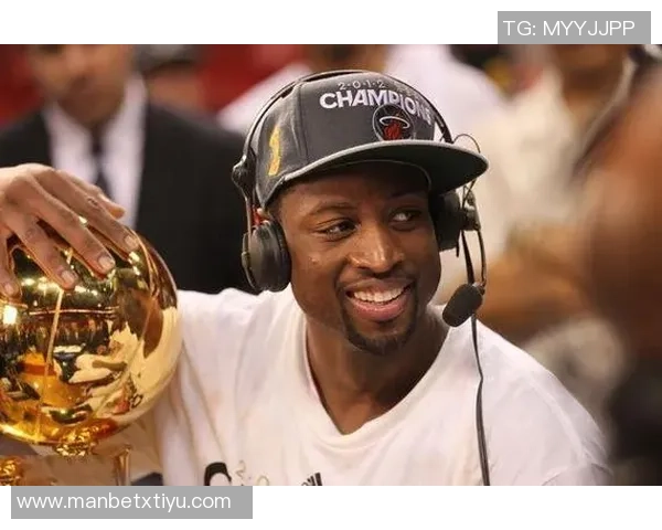 韦德谈新赛季媒体日：球员们穿新衣拍照交流感受乐趣